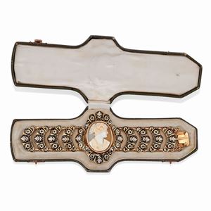 A 18K yellow gold, enamel and cameo bracelet, with box, end of 19th Century