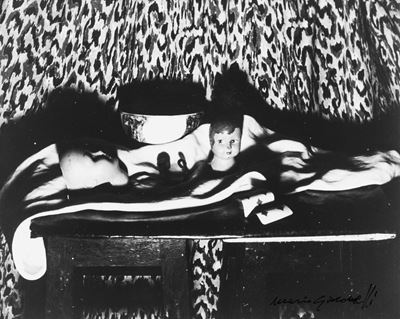 Senza titolo (Natura morta con bambola), stampa vintage alla gelatina ai sali d'argento