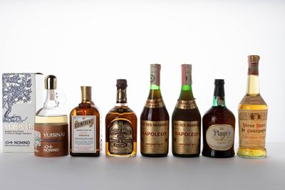 Collezione di distillati selezionati: Grappa Nonino, Cointreau, Chivas Regal, e altri
