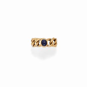  - A 18K yellow gold and sapphire ring