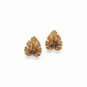 Orecchini con pietre azzurre