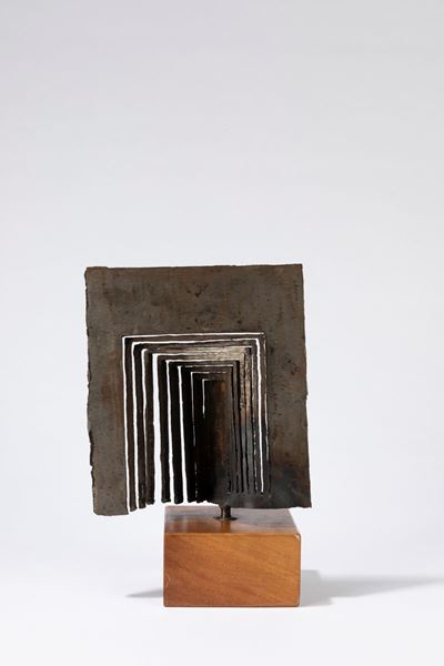 Apertura G, scultura in acciaio del 1977