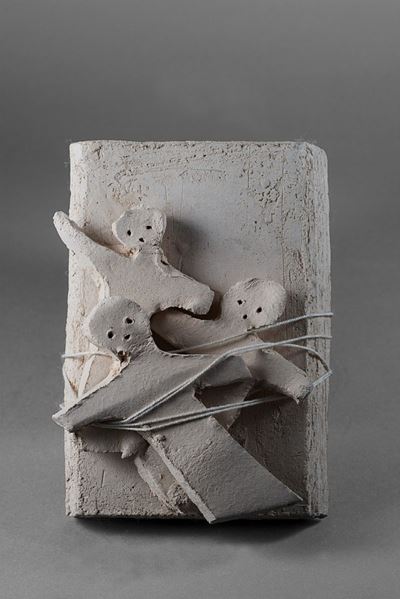 Io io io, terracotta refrattaria e filo, 2000