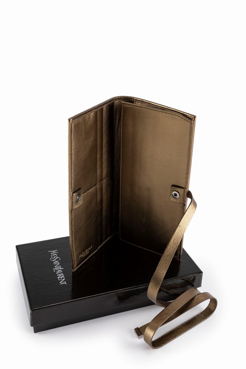 Yves Saint Laurent - Portafogli in pelle color bronzo con chiusura a nastro