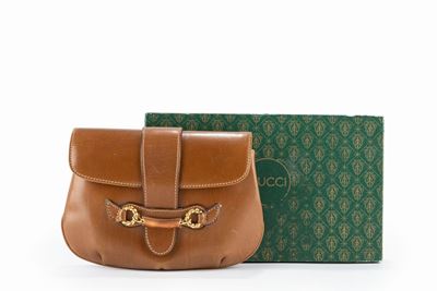 Borsa pochette anni '70 in pelle color nocciola con dettagli in metallo dorato e smalto
