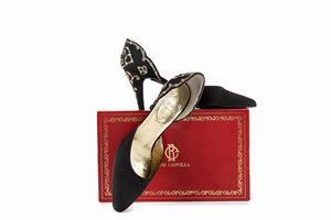 Paio di scarpe da sera decolletée