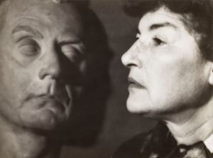 Juliette devant le masque de Man Ray