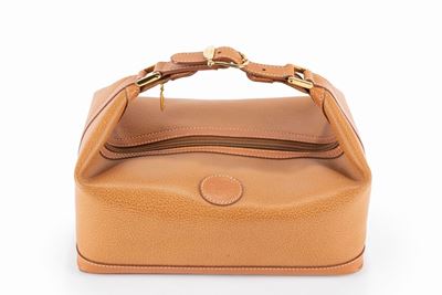 Busta beauty case in pelle color nocciola con chiusura a cerniera