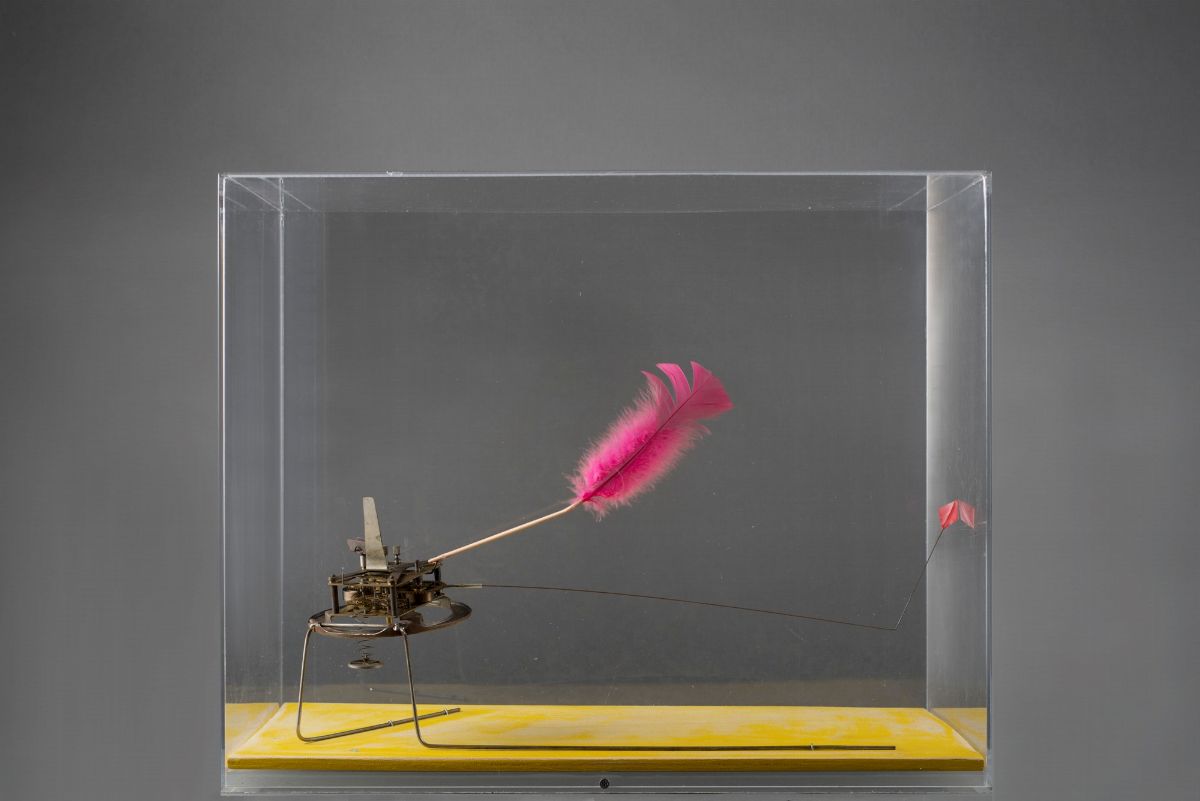 Bruno Munari - Senza titolo, 1951 - Legno, meccanismo a molla, plastica, carta e piuma