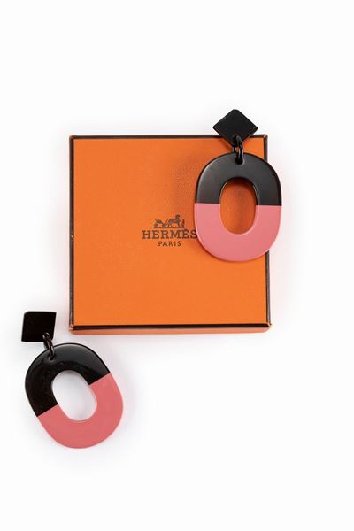 Orecchini pendenti in legno laccato, nero e rosa