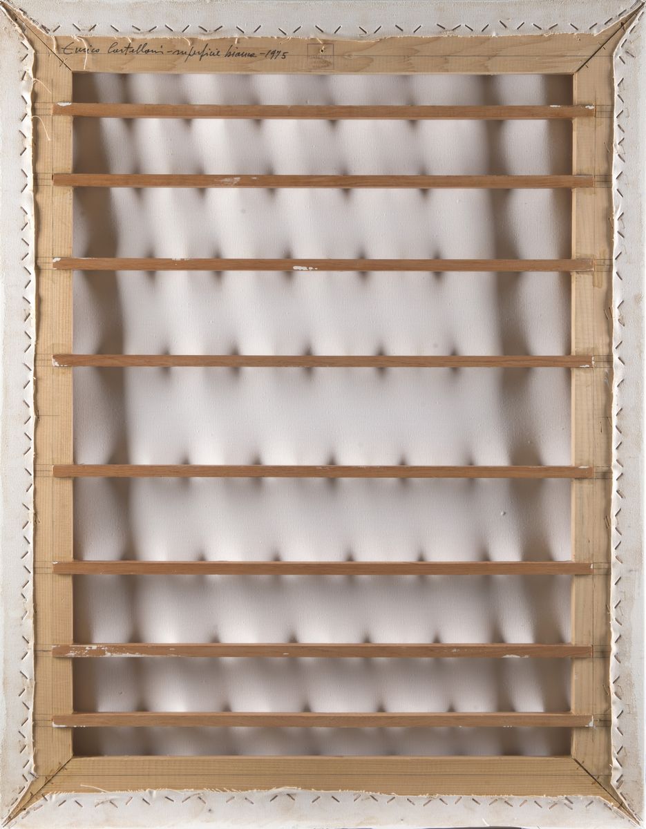 Enrico Castellani - Superficie bianca, acrilico su tela estroflessa, 1975