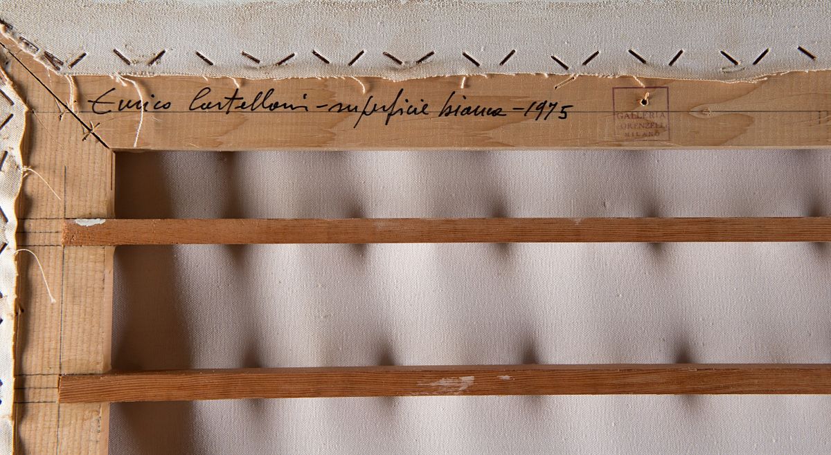 Enrico Castellani - Superficie bianca, acrilico su tela estroflessa, 1975