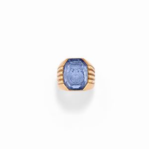 A 18K yellow gold and sapphire ring