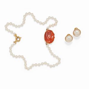A 18K yellow gold, cultured pearl and carnelian necklace and earrings