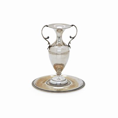 Vaso a forma di anfora e piatto sottovaso, argento, Italia, XX secolo