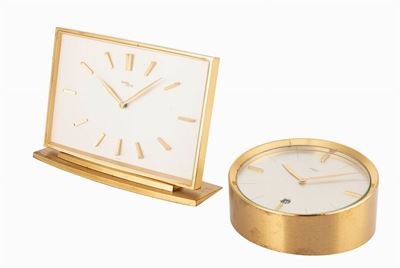 Lotto di due orologi da tavolo in ottone dorato, anni '60
