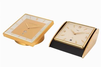 Lotto di due orologi da tavolo con calendario e svegliarino, anni '60