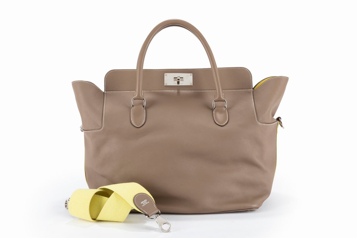 Hermès - Borsa Toolbox, pelle color étoupe con interno in tela gialla