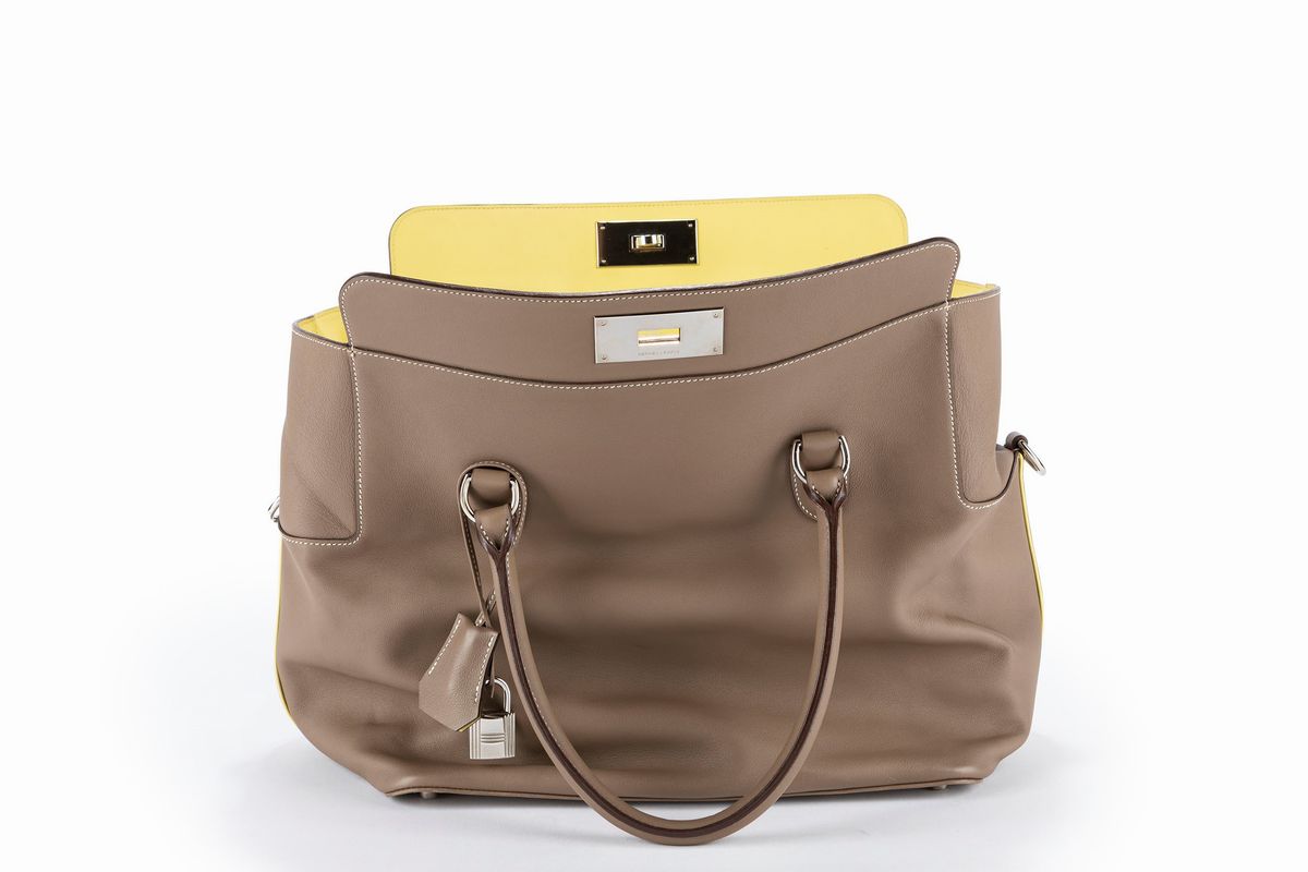 Hermès - Borsa Toolbox, pelle color étoupe con interno in tela gialla
