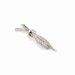  - A 18K white gold with diamond brooch