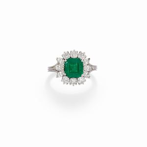 Anello con smeraldo e diamanti
