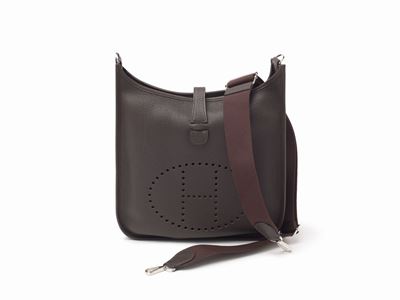 Borsa Evelyne Poche GM, pelle taurillon clemence color ebano con dettagli in palladio, 2012