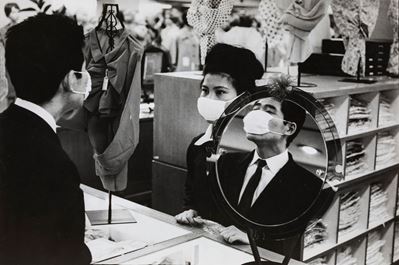Sales girl and costumer at shop in Tokyo, stampa vintage alla gelatina ai sali d'argento