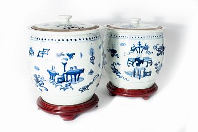 Vasi in porcellana bianca e blu con simboli buddisti, Cina, XX secolo