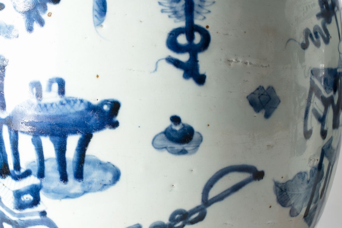 Vasi in porcellana bianca e blu con simboli buddisti, Cina, XX secolo
