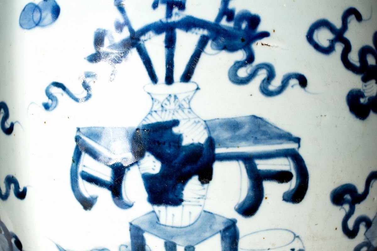 Vasi in porcellana bianca e blu con simboli buddisti, Cina, XX secolo