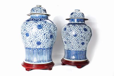 Cina, Coppia di vasi in porcellana bianca e blu con coperchio, secolo XX