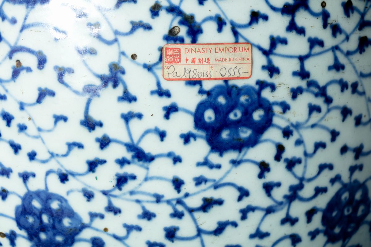 Cina, Coppia di vasi in porcellana bianca e blu con coperchio, secolo XX