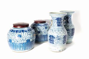 Lot of porcelain vases: a pair of vases and a pair of jars, China, 20th century,