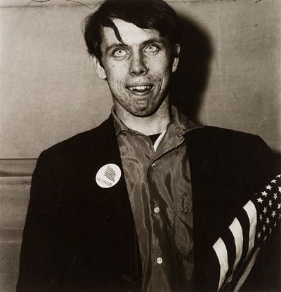 Patriotic Young Man with a Flag, N.Y.C., stampa successiva alla gelatina ai sali d'argento, 1967