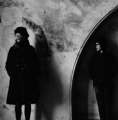 Porta ad arco con donna e ragazzo, stampa vintage alla gelatina ai sali d'argento