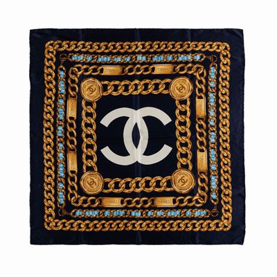 Foulard in seta con stampa di logo e motivi a catena su fondo blu navy