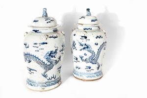 Coppia di vasi in ceramica bianca e blu con dragoni, Cina secolo XX