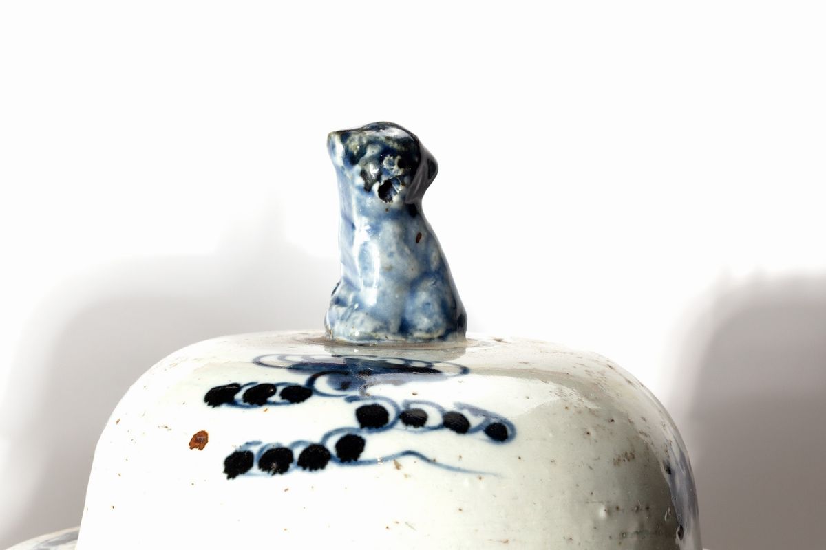 Cina, Coppia di vasi in ceramica bianca e blu con decorazione a dragoni, secolo XX
