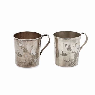 Due bicchieri in argento, incisioni floreali, h cm 10,00