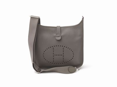 Borsa Evelyn Poche GM, pelle taurillon clemence grigia