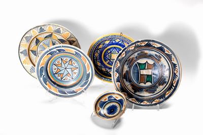 Maiolica policroma, Quattro piatti e una ciotola, Deruta o Alto Lazio, secolo XVI