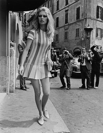 Brigitte Bardot esce dall'Hotel Forum di Roma, Stampa vintage alla gelatina ai sali d'argento