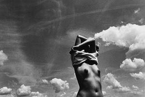 Brigitte se dèshabillant 