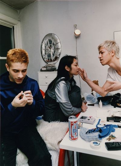 Tom, Gillian & Thoy doing makeup, stampa lambda vintage