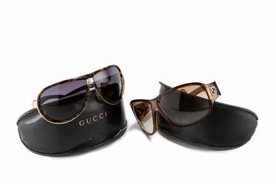 Due paia di occhiali, materiali e colori assortiti con custodie