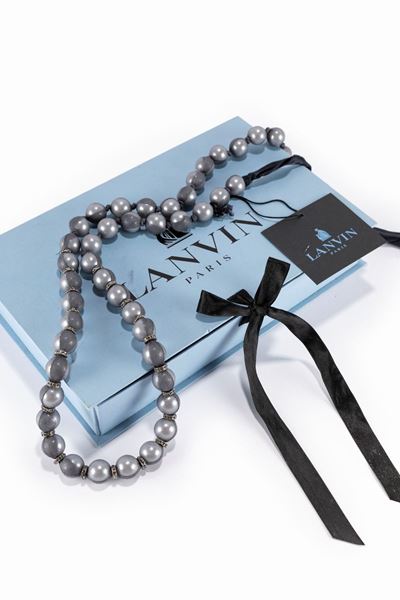 Collana in perle fancy con dettagli in metallo e strass