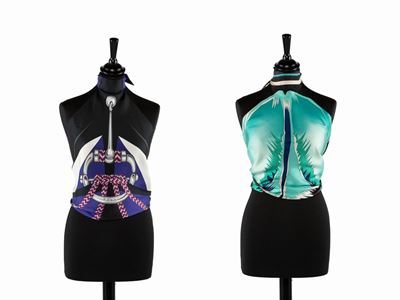 Lotto composto da due T-shirt in seta, fantasie e colori assortiti