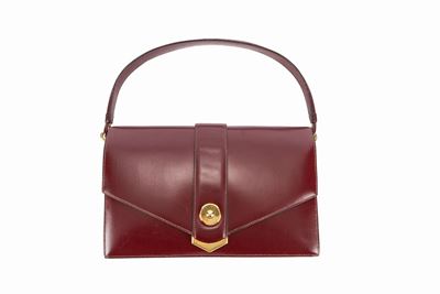 Borsa a braccio in pelle color bordeaux con dettagli in metallo dorato, anni '70