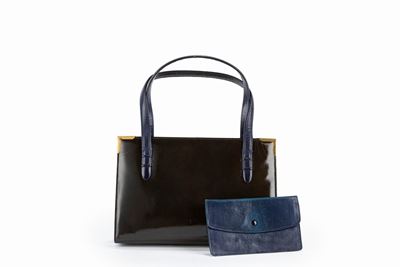 Borsa anni '60 in vernice nera e pelle bluette con dettagli in metallo dorato