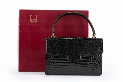 Borsa in pelle di coccodrillo nera con dettagli in metallo dorato, anni '60